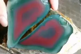 陕西秦岭发现五彩宝石，雕琢过后真心爱了，有认识的没！视频封面