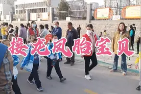 龙凤胎宝贝拉裤子上了视频封面