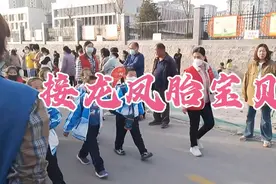 龙凤胎宝贝拉裤子上了视频封面