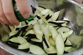 把茄子里倒上啤酒，没想到这么好吃，又学会一道特色菜