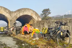 带着女友穷游骑行，再苦再累都不怕，棚洞下面搭帐篷过夜视频封面