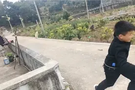 三个屁娃儿放鞭炮！威力够大！视频封面