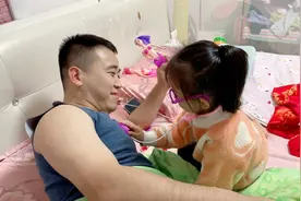 宝宝给爸爸看病，还给爸爸打针吃药全程有模有样，把爸爸逗乐了视频封面
