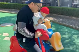 吨位级别的爸爸陪娃玩旋转木马，真是爸爸的快乐，娃不知道快乐不视频封面