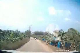 前面让车，小朋友踩车差点撞到了视频封面