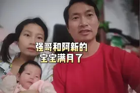 宝贝明天满月，阿新拿到宝宝满月照，惊讶到：这还是我家宝贝吗？