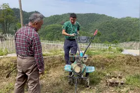 农村小伙不去城里打工，留守老家耕种一亩三分地，当农民不容易视频封面