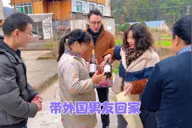 表妹带外国男友回家过年了，秋子做一大桌好菜，一家人开心过大年视频封面