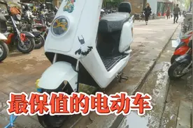 小伙收到2台二手电动车，看看卖多少？为什么小牛电动车最保值？视频封面