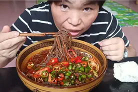 激动的心颤抖的手啊小媳妇儿手一激动辣椒撒满碗，这是越吃越激动视频封面
