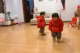 两岁双胞胎姐妹模仿老奶奶走路，逗得爸爸哈哈大笑，太可爱了视频封面