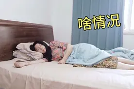 老公趁媳妇睡觉偷看她手机，看完一把给媳妇拽起来，这是发现了啥视频封面
