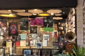 发现一个全是黑胶和CD盘的店，太少了视频封面