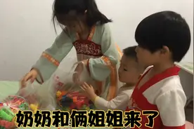 奶奶和俩姐姐来了，2岁宝宝太兴奋，半夜十二点不睡觉视频封面