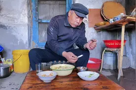实拍东北农村60岁光棍的午饭生活，一个没有女主人的家，吃的啥饭视频封面