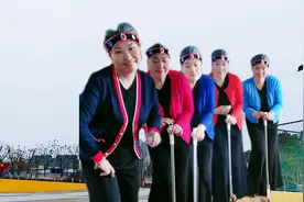 美女们扮成老太太搞笑表演广场舞《老娘驾到》真棒！@DOU+小助手视频封面
