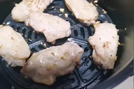 办卡送了个空气炸锅，没想到，这么好用，不用油，15分钟蒜香鸡翅