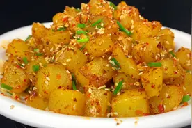 土豆不要总是炖红烧肉了，做个好吃的蒜香孜然土豆，实在太香了。