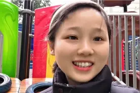 美女取快递名字写成美女，惹得众人哈哈大笑，世界之大无奇不有呀