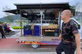 光哥开着自己的小货车摆地摊了!也不怕人家笑,也不在乎人家说什么视频封面