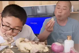 十元买一只淘汰蛋鸡天麻炖，与儿子共享，爷俩吃的好安逸！