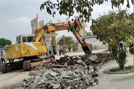 一所小学大门前的路面因违建被拍到，被挖掘机拆除，学生怎么上学视频封面