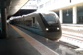 广铁广州段CRH1A型“大地铁”担当C8084次深圳到广州东进广州东站视频封面