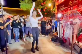 美丽古城西安，永兴坊美女千一户外舞蹈现场。视频封面