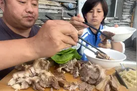 3斤猪肉两颗酸菜，铁锅炖1小时，大块肉蘸酱油，大口喝酸菜汤过瘾