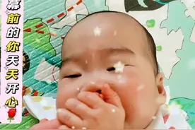 6个月宝宝开始吃脚丫的原因