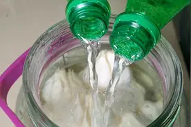 把雪碧倒入大蒜中，原来饭店的糖蒜都是这样腌的，酸甜脆爽吃不腻视频封面