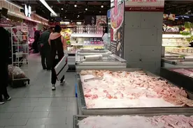 逛昌都超市，在高原上什么都有，就是价格贵一点，还买到了藏香猪