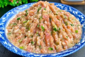 调萝卜猪肉饺子馅，萝卜杀水焯水都不对！教你一招，鲜嫩不出水视频封面