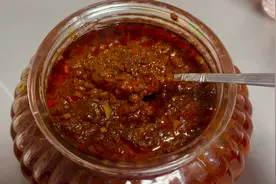 这样做出来的西红柿蒜蓉辣酱，就馒头 拌面条 拌米饭都超级好吃！