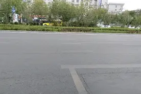 这是乌鲁木齐铁路局办公大楼。视频封面
