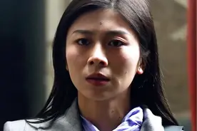 小摊老板资助农村女孩读书，多年后两人改变命运，女孩这样回报视频封面