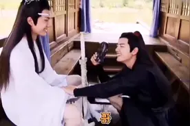 盘点肖战看着王一博的腿伤，心疼说：戴护膝啊，年龄大了就得惜命