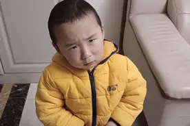 2岁大的孩子 尿完裤子后的表情超搞笑 ，最后和爸爸的对话更搞笑视频封面