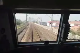 火车驾驶室实拍，紧张有序的司机工作，铁路先行官视频封面