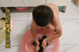 小朋友上完课后，汗透的衣服自己洗，棒棒哒