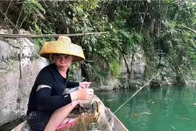 用蚯蚓做诱饵，在悬崖旁边钓刺鳅鱼，一下钩就吃个不停视频封面