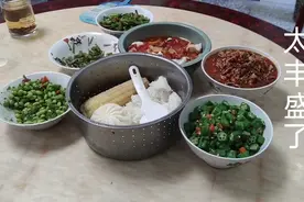 老婆下厨做菜伙食就是好，厨艺也不错，炒的菜看着很有食欲