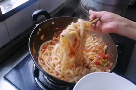 任大厨特制拉面：西红柿炒鸡蛋一配，菜香面劲道很好吃视频封面