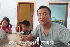 阿伟煮面条给孩子吃，做法简单，味道好，阿伟连汤都要喝掉视频封面