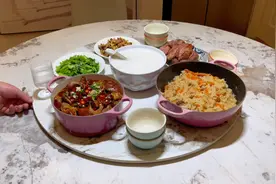 今日晚餐，新疆抓饭和烤鸭冒菜，把我老公都吃撑了，大家也试试吧