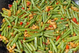 厨师长教你炒豆角的正确做法，不要焯水或者直接炒，难怪不好吃