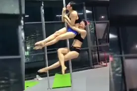 给生活来点乐趣，#搞笑视频 #钢管舞 #意外  痛到失声😂😂😂视频封面