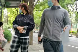 那边是挺着大肚子的孕妇，路人好奇回头观看，大城市里很少见。视频封面