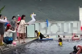 李小璐甜馨三亚游玩，贾乃亮也在三亚林更新开的美发店剪头发视频封面