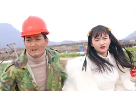 疯狂老板抢夺底下员工弟弟的妻子，弟弟找哥哥求助，哥哥怒怼老板视频封面